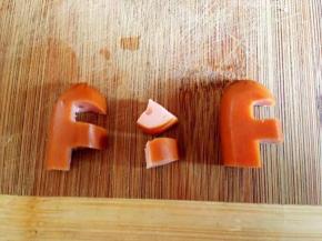 将小火腿切掉一头，对半切开，做成F形状。