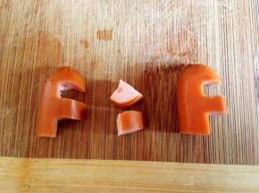 将小火腿切掉一头，对半切开，做成F形状。