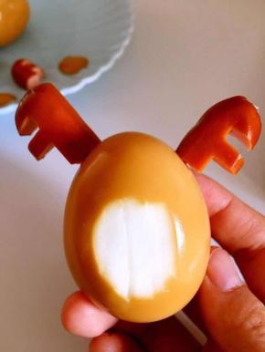 靠近鸡蛋大头下方切下薄薄的一片，做成麋鹿小肚肚。