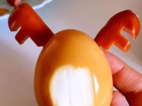 靠近鸡蛋大头下方切下薄薄的一片，做成麋鹿小肚肚。