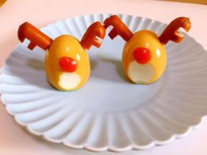 用牙签固定好麋鹿耳朵，小番茄头粘到合适的位置上，鼻子就做好啦！