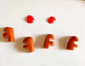 还要做两个方向相反F小火腿，将小番茄头切下来薄薄的一片，准备做麋鹿的鼻子。