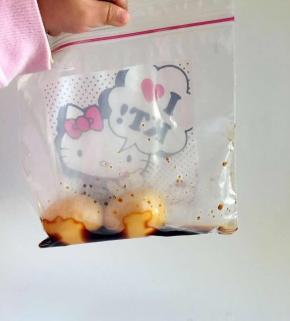 将鸡蛋外壳温柔的剥掉，放入密封袋用酱油浸泡8-15分钟，让鸡蛋上色。