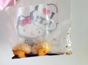 将鸡蛋外壳温柔的剥掉，放入密封袋用酱油浸泡8-15分钟，让鸡蛋上色。