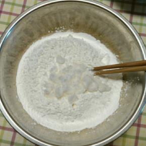 将糯米粉.玉米淀粉.白砂糖混合均匀