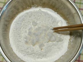 将糯米粉.玉米淀粉.白砂糖混合均匀
