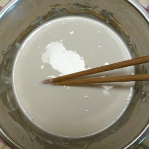 清水以绕圈方式倒入，搅拌均匀