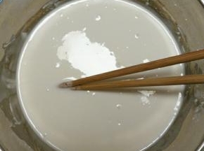 清水以绕圈方式倒入，搅拌均匀