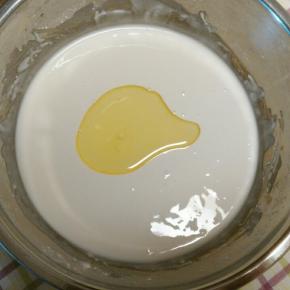 倒入玉米油，搅拌均匀