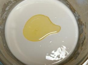 倒入玉米油，搅拌均匀