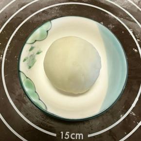 倒入开口较大的碗中，盖上保鲜膜，冷水开始蒸，大火18-25分钟，蒸的途中炒手粉，微微发黄即可，用红豆沙包好想吃的内陷，我包了巧克力，腰果，时间到了后取出，用筷子搅拌（筷子不好搅拌用手来）成糯米团子皮，把糯米皮分成八份，依次包好红豆沙馅即可