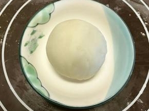 倒入开口较大的碗中，盖上保鲜膜，冷水开始蒸，大火18-25分钟，蒸的途中炒手粉，微微发黄即可，用红豆沙包好想吃的内陷，我包了巧克力，腰果，时间到了后取出，用筷子搅拌（筷子不好搅拌用手来）成糯米团子皮，把糯米皮分成八份，依次包好红豆沙馅即可