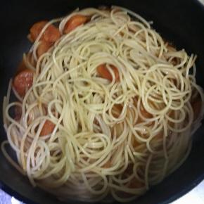 加入意面，用筷子打圈继续炒