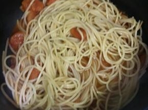 加入意面，用筷子打圈继续炒