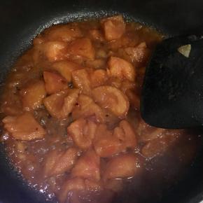 西红柿出汁后，加入番茄酱炒匀（味道不够的话，多加一些番茄酱，调出适合自己的甜度）