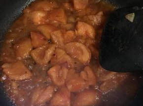 西红柿出汁后，加入番茄酱炒匀（味道不够的话，多加一些番茄酱，调出适合自己的甜度）