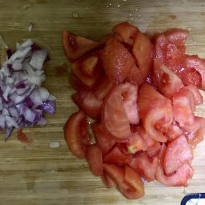 西红柿放入锅内焯一分钟捞出，会很好去皮然后切块