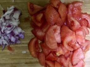 西红柿放入锅内焯一分钟捞出，会很好去皮然后切块