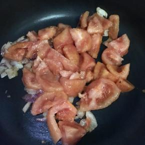 油锅加热，先炒洋葱，再加入西红柿翻炒