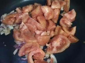油锅加热，先炒洋葱，再加入西红柿翻炒