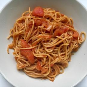 炒至面条变红入味，加入少许盐、胡椒粉出锅