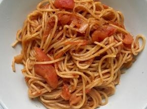 炒至面条变红入味，加入少许盐、胡椒粉出锅