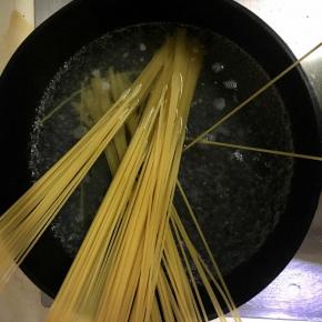 煮面，在锅内加入少许盐，口感会更适合亚洲人