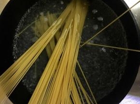 煮面，在锅内加入少许盐，口感会更适合亚洲人