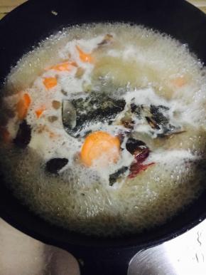 加入温水或热水（不要用冷水），加入2片姜、香菇、胡萝卜