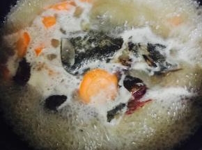 加入温水或热水（不要用冷水），加入2片姜、香菇、胡萝卜