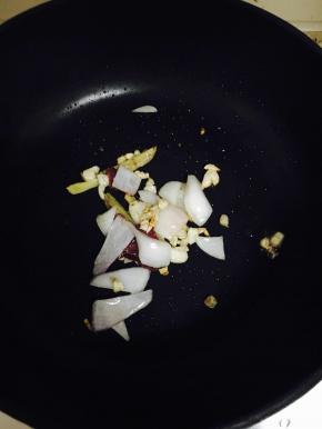 姜丝放入油锅炒至有香味，再放入蒜头和洋葱翻炒