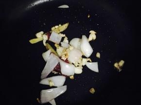 姜丝放入油锅炒至有香味，再放入蒜头和洋葱翻炒