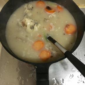 煮至鱼汤呈奶白色，加入鸡精、盐、料酒、葱段，小火再煮3-5分钟左右