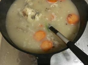 煮至鱼汤呈奶白色，加入鸡精、盐、料酒、葱段，小火再煮3-5分钟左右