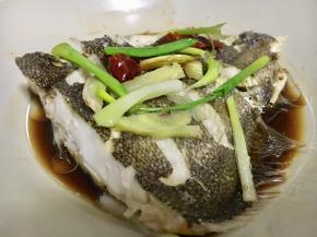 出锅后放入葱段干辣椒，烧热油浇在上面，再倒入适量蒸鱼豉油