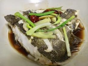 出锅后放入葱段干辣椒，烧热油浇在上面，再倒入适量蒸鱼豉油