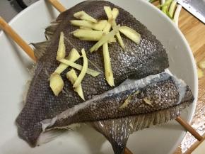 用筷子将鱼架起来，蒸鱼时受热可以更均匀，放入适量姜丝，锅内水烧开后，下锅蒸6分钟左右