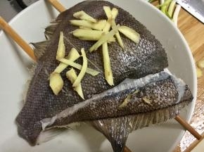 用筷子将鱼架起来，蒸鱼时受热可以更均匀，放入适量姜丝，锅内水烧开后，下锅蒸6分钟左右