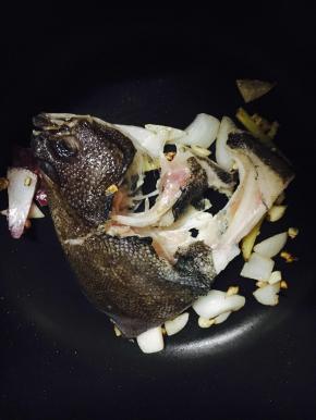 加入鱼头，两面都煎一会儿