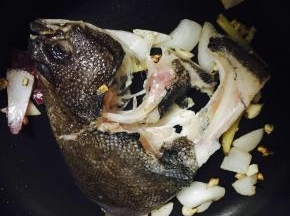 加入鱼头，两面都煎一会儿