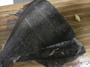 在鱼背上切出口子，更好入味