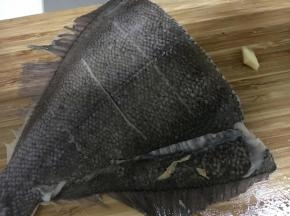 在鱼背上切出口子，更好入味