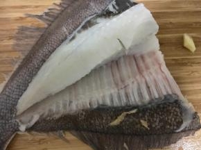 鱼清理干净，侧面切开（鱼头我用来炖汤，鱼身清蒸）