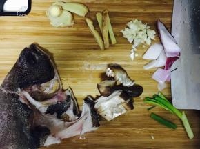 材料备好，其中一片姜切丝