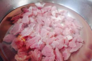 鸡肉洗净，下油锅炒5分钟，加入土豆胡萝卜翻炒，加水没过食材