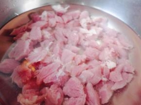 鸡肉洗净，下油锅炒5分钟，加入土豆胡萝卜翻炒，加水没过食材