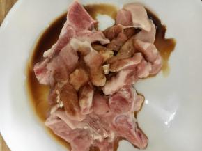 肉丝加入生抽、料酒、盐、胡椒腌制