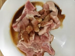 肉丝加入生抽、料酒、盐、胡椒腌制
