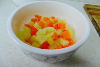 煮至5分熟左右捞出（因为时候还要翻炒和炖）