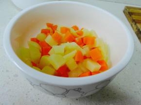 煮至5分熟左右捞出（因为时候还要翻炒和炖）